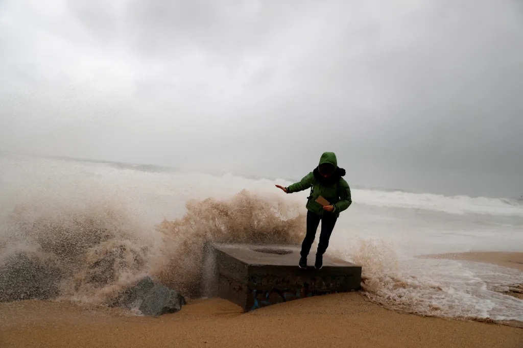 Španělskem se prohnala bouře Gloria. V Badaloně žena seskakuje z pylonu před vlnou, která ji překvapila na pobřeží Baleárského moře