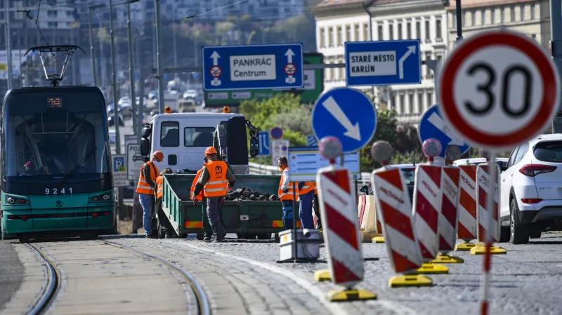 Zúžení na Hlávkově mostě