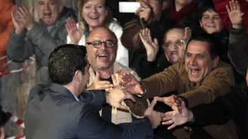 Lídr vítězného hnutí Syriza Alexis Tsipras se zdraví s příznivci po volebním vítězství