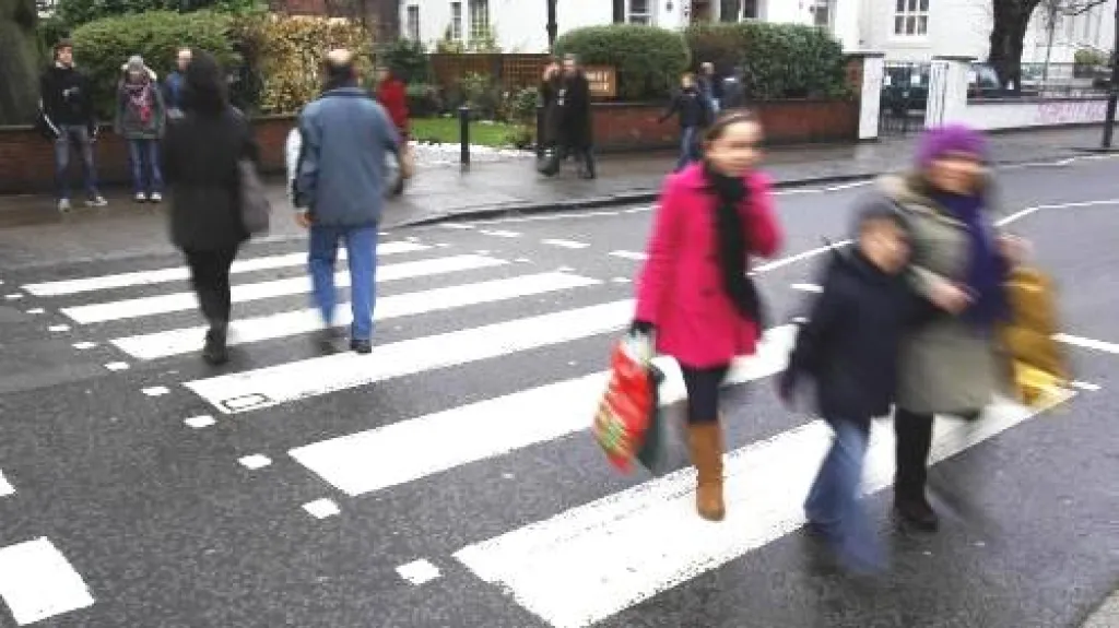 Slavný přechod přes londýnskou ulici Abbey Road