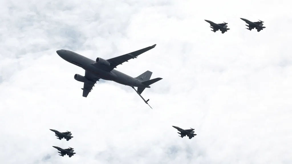 Víceúčelový tankovací letoun A330 MRTT a stíhací letouny F-16
