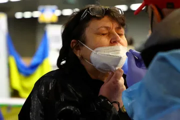 Klesá počet nakažených i hospitalizovaných s covidem, část testovacích míst omezí provoz