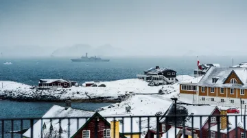 Válečná loď dánského námořnictva u pobřeží Grónska