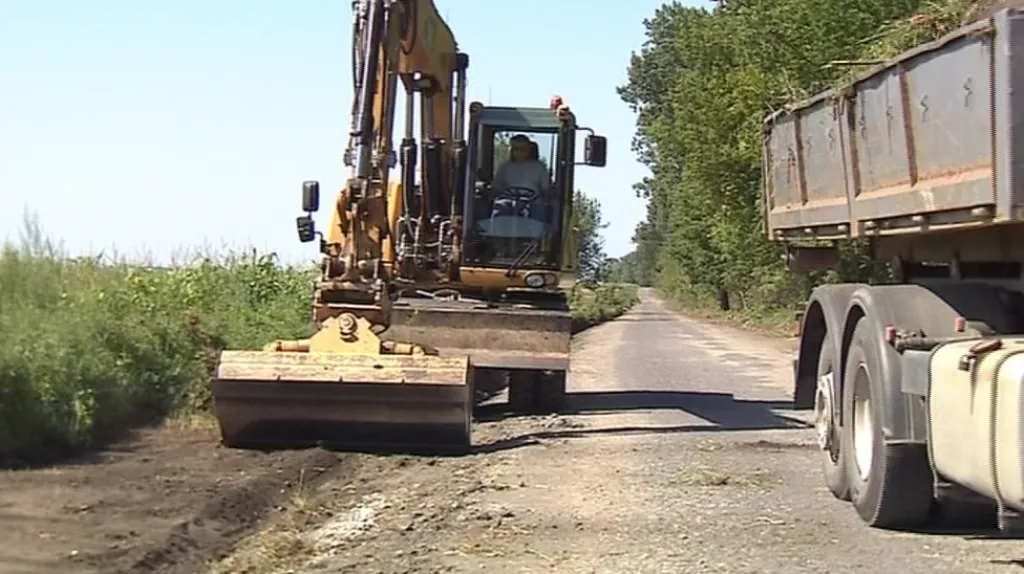 Těžká technika začala pracovat na rozšíření cesty