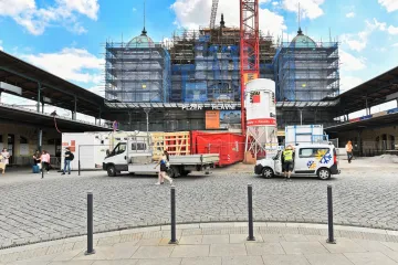 Rekonstrukce budovy hlavního nádraží v Plzni má být letos hotová. Nejdelší je práce na prostřední velké kupoli
