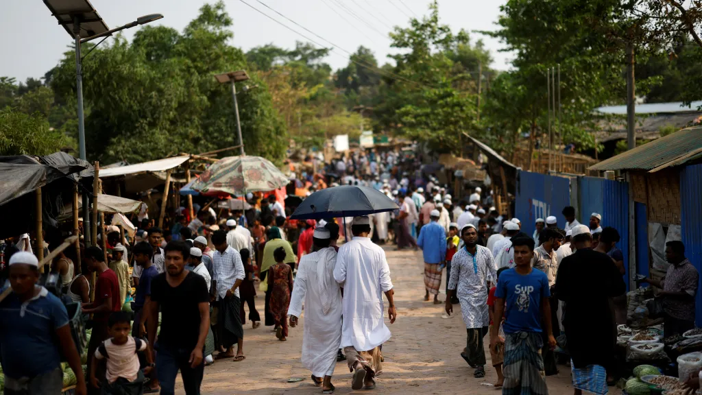 Rohingští uprchlíci se shromažďují na tržišti u cesty v uprchlickém táboře Cox’s Bazar v Bangladéši