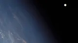 Takto se podařilo zachytit Měsíc a Zemi z Mezinárodní vesmírné stanice ISS 26. září 2007. Na snímku je vidět západní Atlantik
