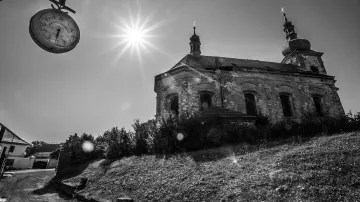 Opuštěný a chátrající kostel Neposkvrněného početí Panny Marie. Pohled z místa, kde stával dům, v němž Franz Kafka pobýval a psal
