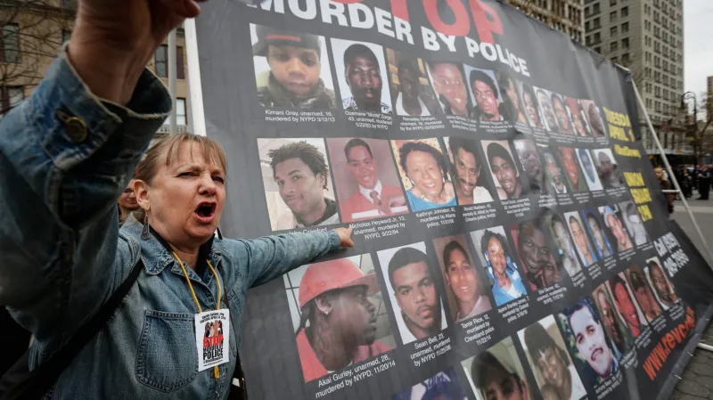 Protesty proti kontroverzním zásahům policie