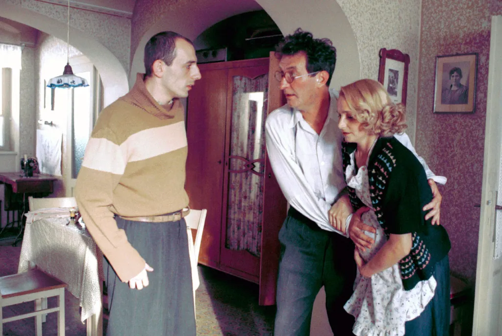 … a za výkon v hořké komedii Musíme si pomáhat, v níž s Annou Šiškovou jako filmoví manželé Čížkovi řeší za druhé světové války ukrývání židovského uprchlíka i neplodnost. Natočil ji Jan Hřebejk.