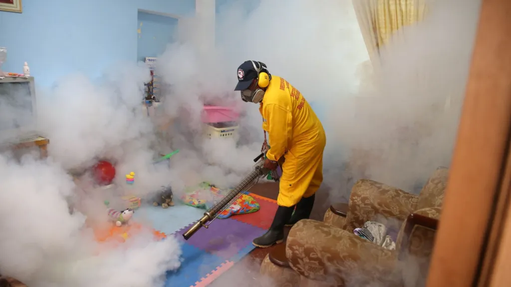 Vykuřování bytu v peruánské Limě jako prevence proti viru zika