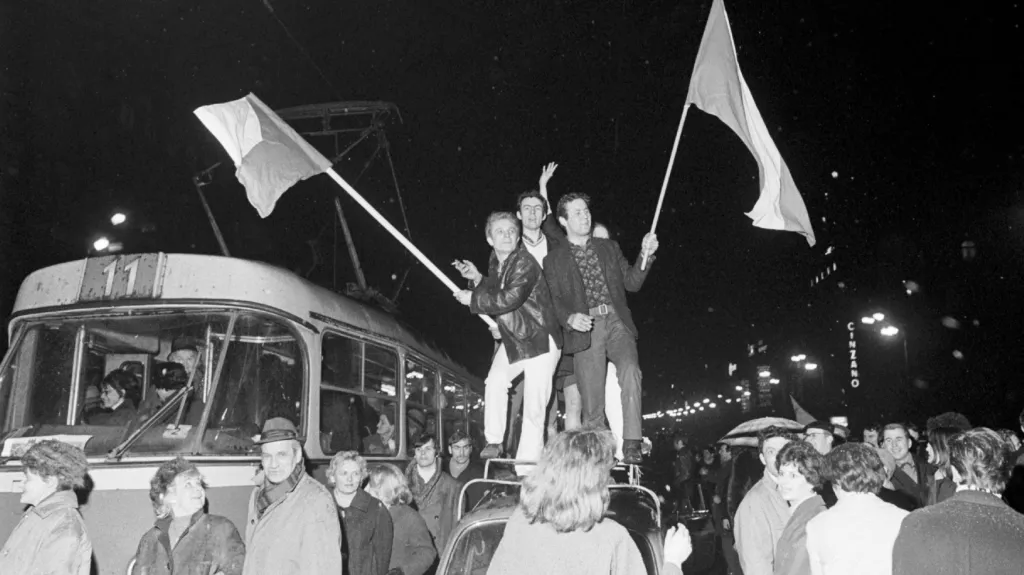 Bouřlivé oslavy na Václavském náměstí