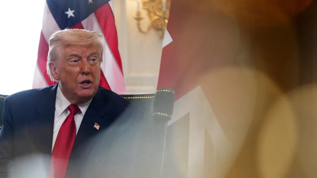 Donald Trump při jednání s britským premiérem