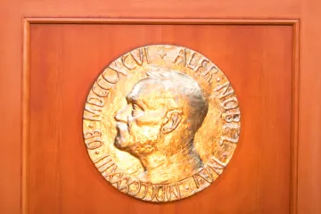 Vyhlašování Nobelových cen je tady. Letos laureáti dostanou odměnu 21 milionů korun