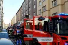 V pražských Holešovicích hořel dům. Patnáct lidí se zranilo