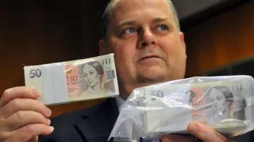 Pavel Řežábek s novou pětisetkorunou