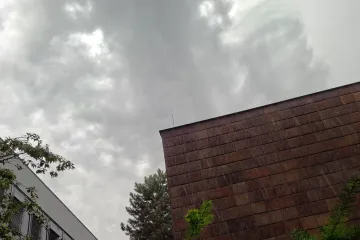 Bouřky postupují z Čech na Moravu, prší i v Praze
