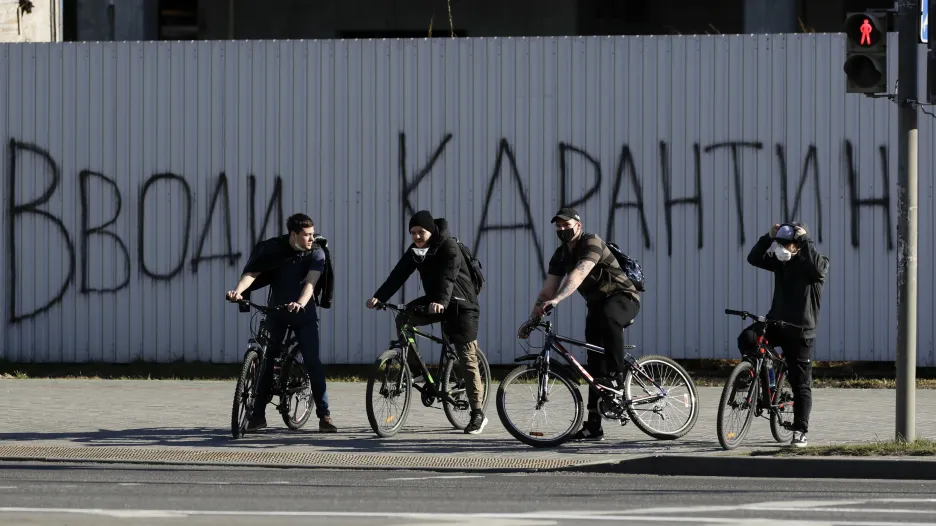 „Zaveď karanténu,“ hlásá nápis v Minsku