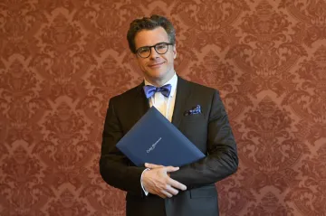 Šéfdirigentem České filharmonie se v roce 2028 stane Jakub Hrůša