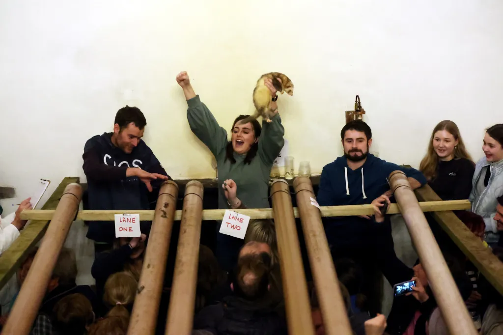 Majitelka se raduje z vítězství své fretky Campari