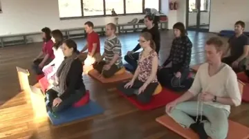 Brněnští buddhisté při meditaci v novém centru ve čtvrti Lesná