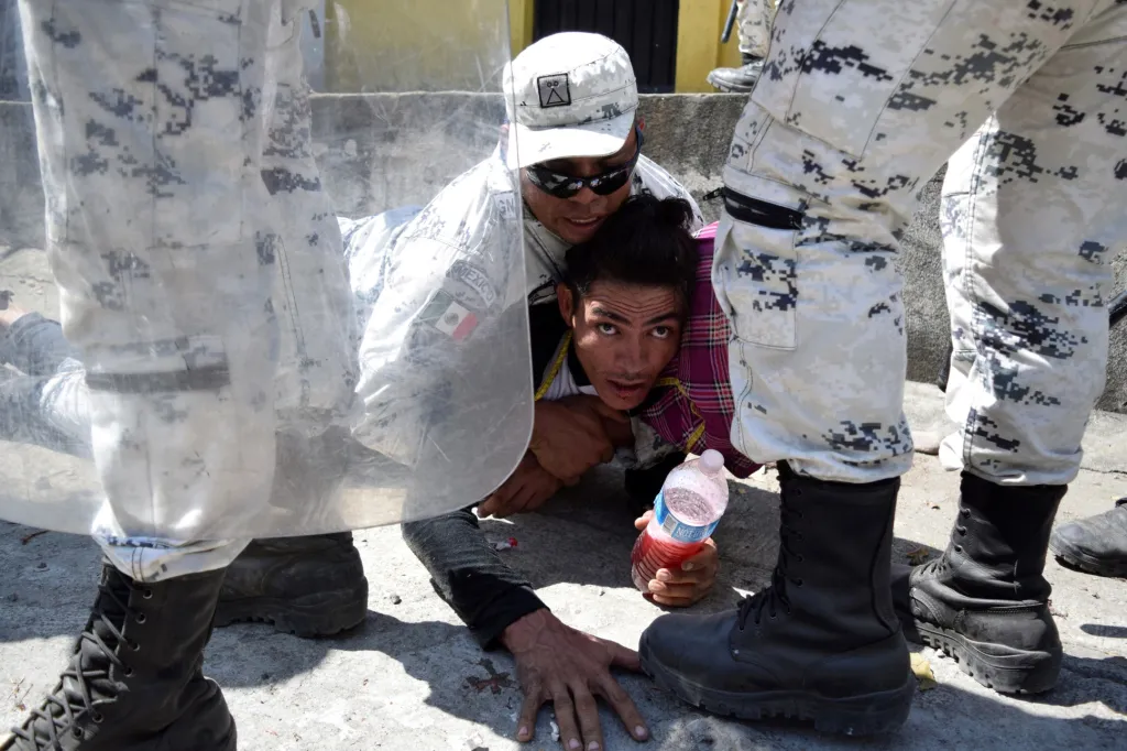 Člen mexické Národní gardy brání v překročení hranic jednomu z guatemalských uprchlíků