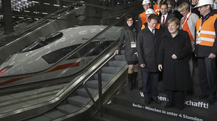 Angela Merkelová a pracovníci DB po příjezdu zvláštního vlaku z Mnichova