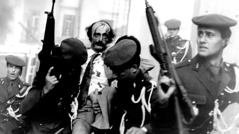 Drúzský politik Walid Jumblat v roce 1982 po výbuchu bomby v automobilu