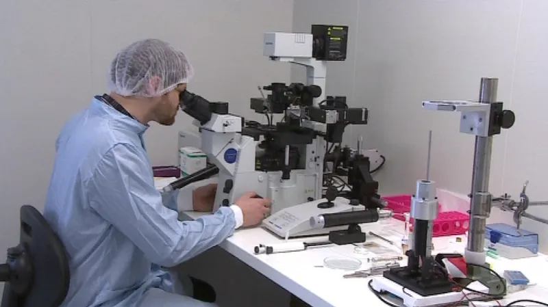 Laborant při práci na vzorcích