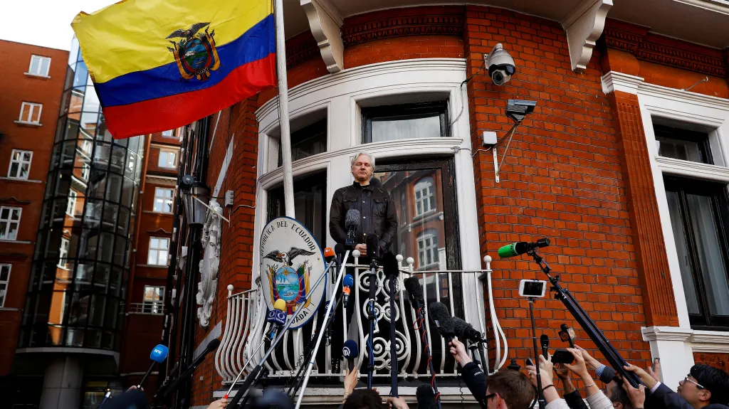Julian Assange na ekvádorské ambasádě