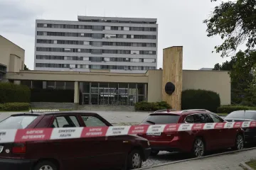 Při explozi ve vojenské ubytovně ve Vyškově zemřel voják, další je zraněný