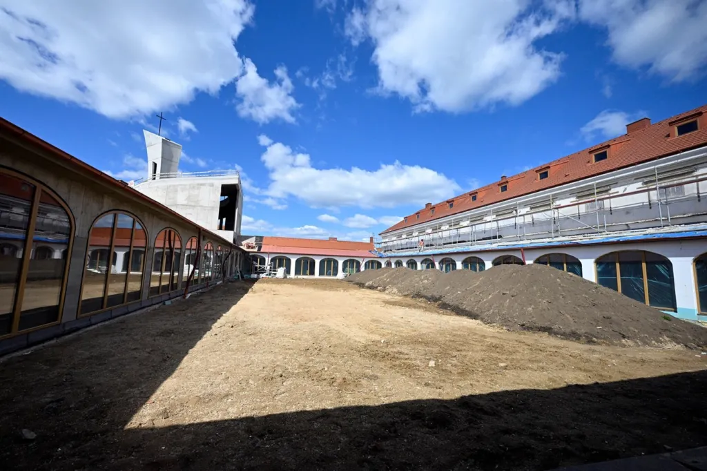 Rajský dvůr, který bude spojovat křídla kláštera