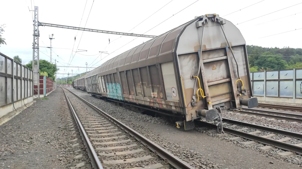 Vykolejený vlak v Nelahozevsi na Mělnicku