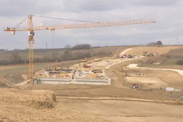 Rakušané už jsou s dálnicí z Vídně do Brna skoro u hranic. Na české straně se zatím do země nekoplo 