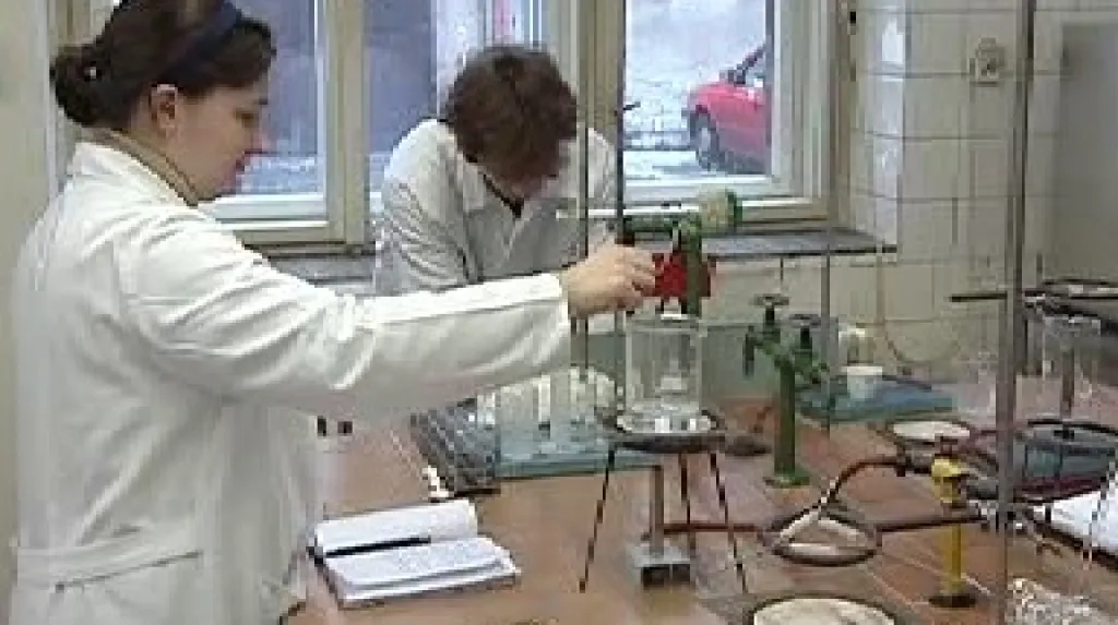 Studenti při práci v laboratoři