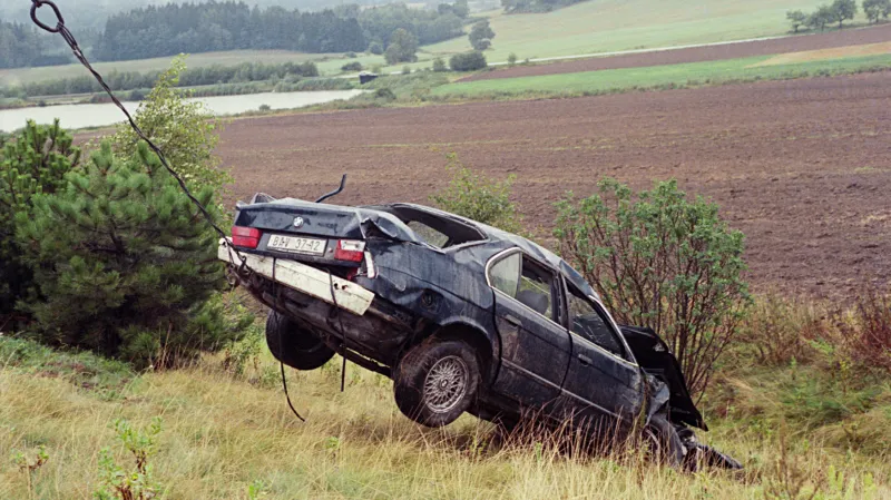 Vyprošťování havarovaného auta, ve kterém cestoval Alexander Dubček