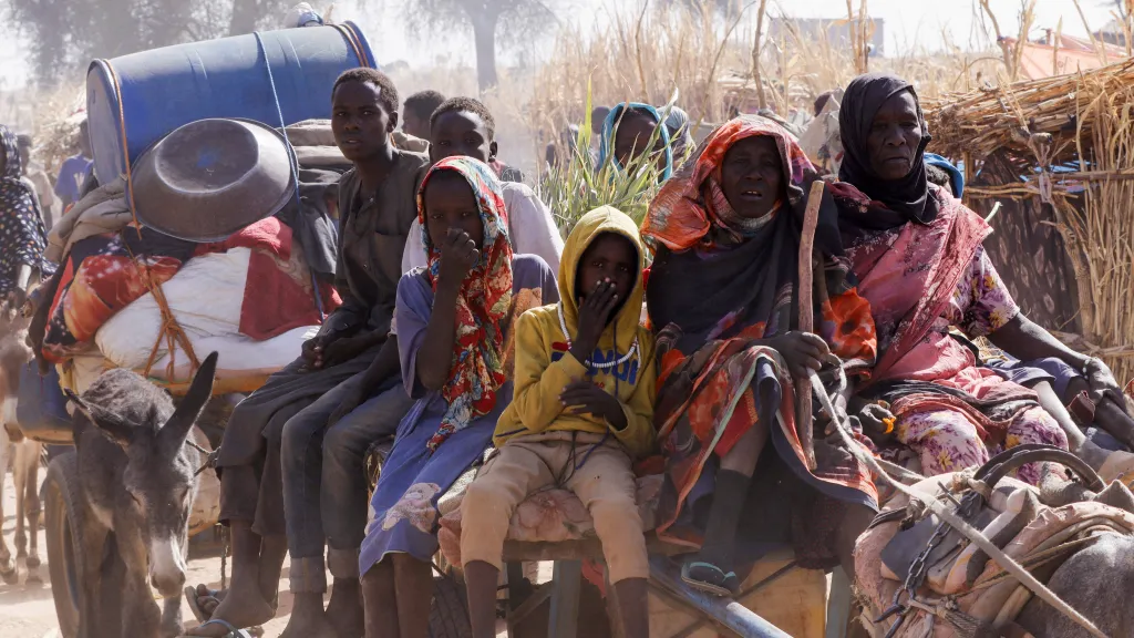 Ilustrační foto – vysídlení lidé odjíždí po útocích Jednotky rychlé podpory (RSF) na vysídlenecký tábor Zamzam ve městě Tawila v súdánském severním Dárfúru (15. dubna 2025)