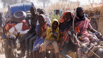 Ilustrační foto – vysídlení lidé odjíždí po útocích Jednotky rychlé podpory (RSF) na vysídlenecký tábor Zamzam ve městě Tawila v súdánském severním Dárfúru (15. dubna 2025)