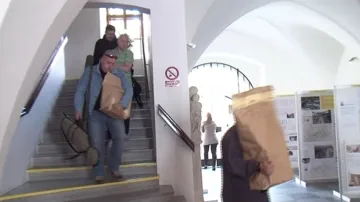 Kriminalisté odnáší dokumenty z kanceláře bývalého tajemníka Znojma Vladimíra Krejčíře