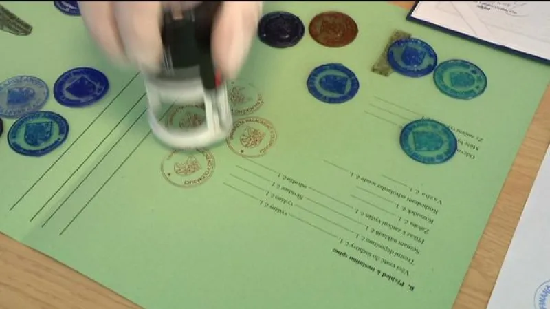 Padělatel prodával falešné diplomy