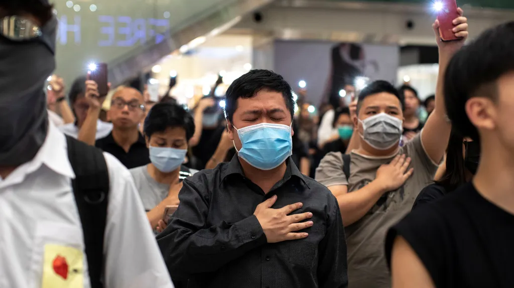 Demonstranti v roce 2019 zpívají chorál Sláva Hongkongu