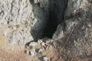 Speleolog onemocněl tisíc metrů pod zemí. Na jeho záchraně pracuje 150 lidí