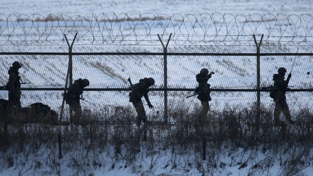Ilustrační foto: jihokorejští vojáci hlídkují poblíž demilitarizované zóny
