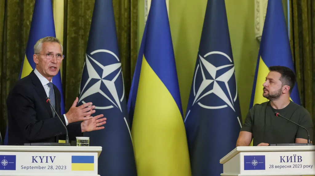 Šéf NATO Jens Stoltenberg a ukrajinský prezident Volodymyr Zelenskyj
