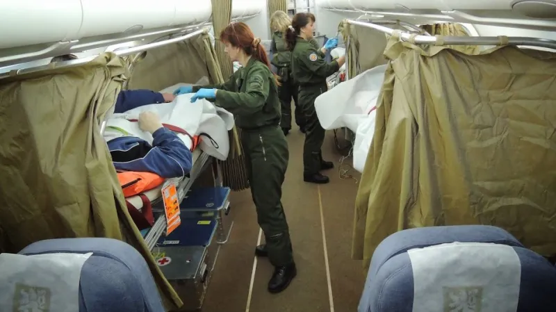 Převoz zraněných Ukrajinců do Česka