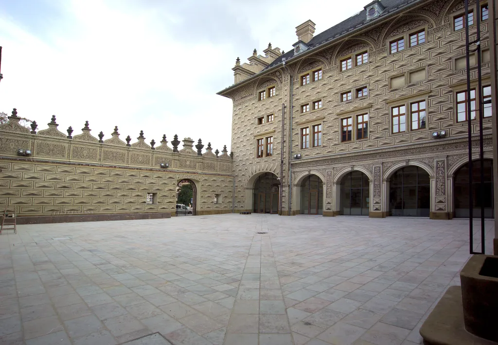 Praha. Schwarzenberský palác, výrazný svou sgrafitovou výzdobou restaurovanou v 2. polovině 20. století, je skvostem renesanční architektury, jednou z jejích nejkrásnějších ukázek v Praze. Komentovaná prohlídka s lektorkami Národní galerie palácem a stoletími.