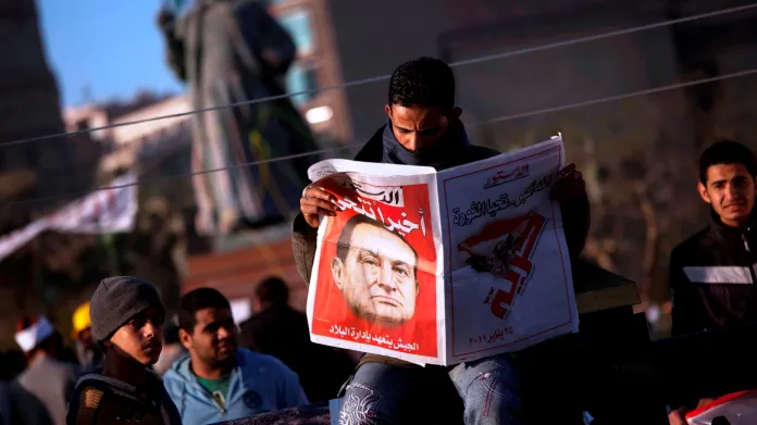 Husní Mubarak abdikoval