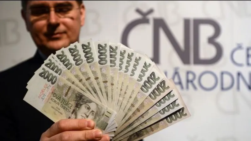 Lubomír Lízal upozorňuje na rozdíl mezi falešnou a pravou bankovkou