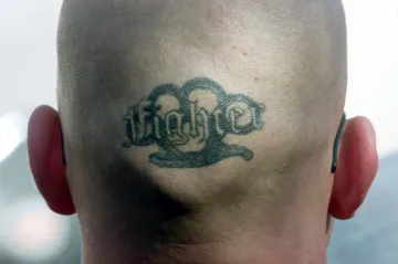 Němečtí neonacisté se chystají na „Den D“. Trénují pouliční boj, sportovních klání se účastní i Češi