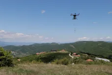 Dobrovolníci pomocí dronů zalesňují kosovské pláně